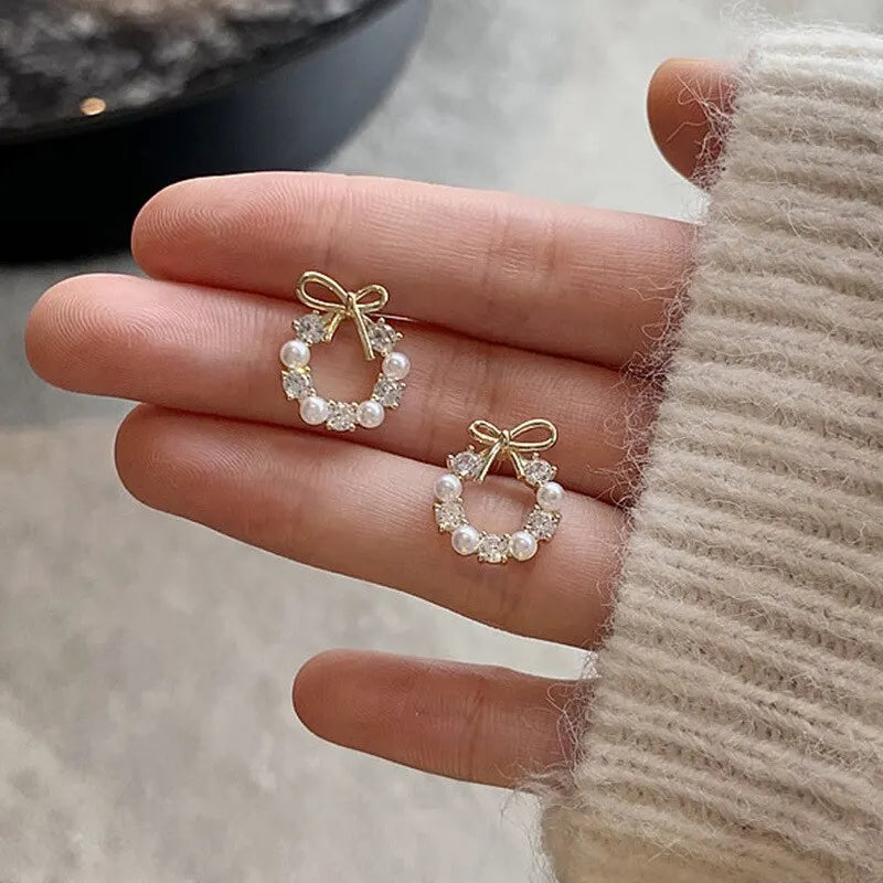 Hollow Out Round Rhinestones Bow Stud Earrings for Women Temperament Fashion Imitation Pearl Ear Studs Party Wedding Jewely K1