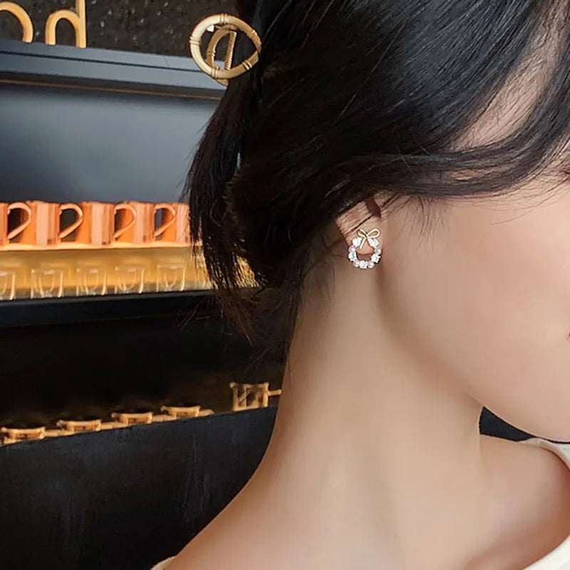 Hollow Out Round Rhinestones Bow Stud Earrings for Women Temperament Fashion Imitation Pearl Ear Studs Party Wedding Jewely K1