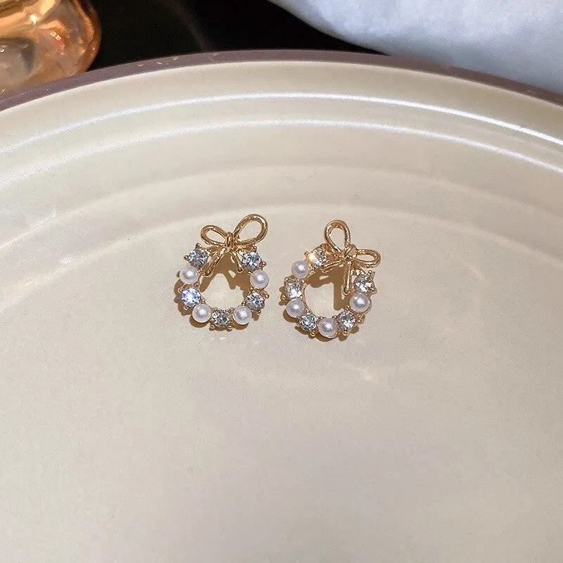 Hollow Out Round Rhinestones Bow Stud Earrings for Women Temperament Fashion Imitation Pearl Ear Studs Party Wedding Jewely K1