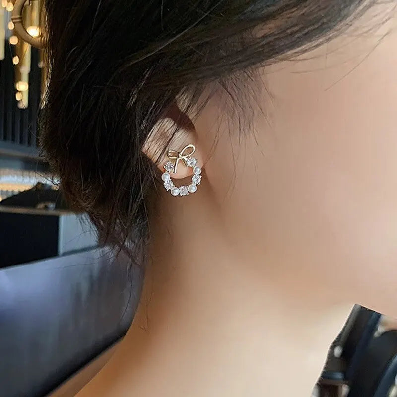 Hollow Out Round Rhinestones Bow Stud Earrings for Women Temperament Fashion Imitation Pearl Ear Studs Party Wedding Jewely K1