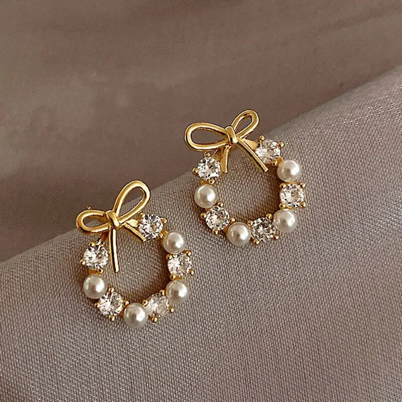 Hollow Out Round Rhinestones Bow Stud Earrings for Women Temperament Fashion Imitation Pearl Ear Studs Party Wedding Jewely K1
