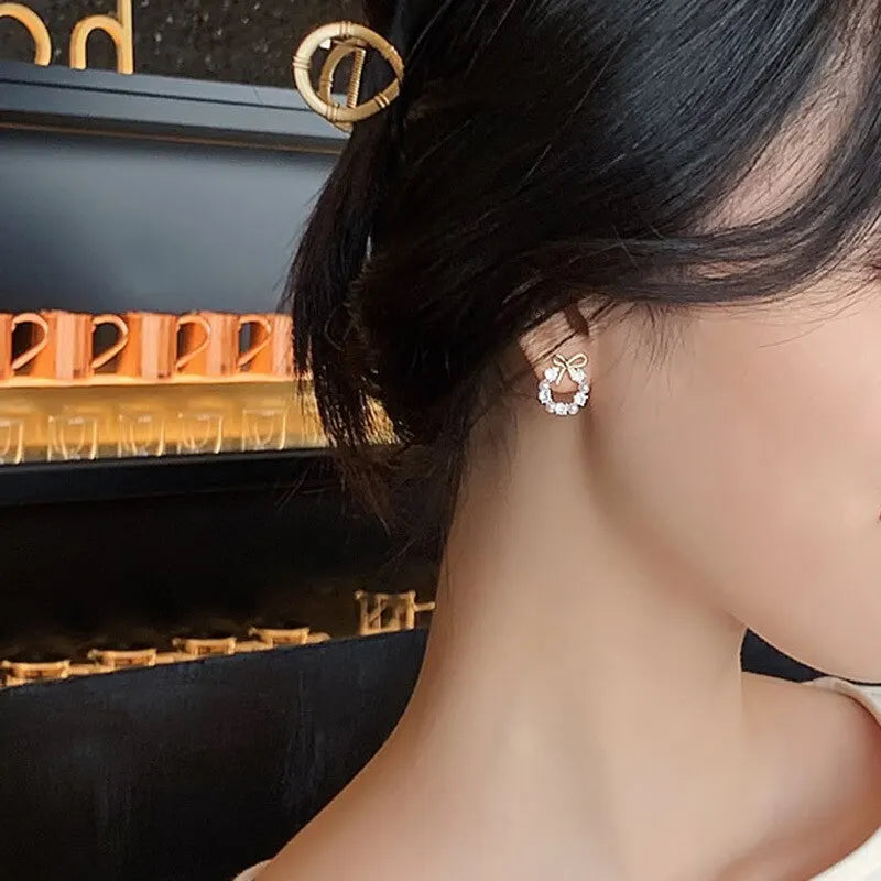 Hollow Out Round Rhinestones Bow Stud Earrings for Women Temperament Fashion Imitation Pearl Ear Studs Party Wedding Jewely K1